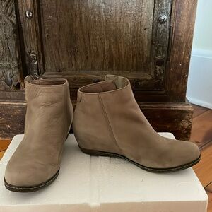 Dansko ankle boots suede size 6 taupe